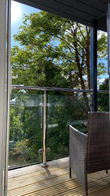 Modern Central Flat With Balcony & Free Parking On-Site Bournemouth Eksteriør billede
